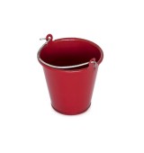Červený kovový kbelík